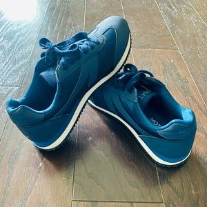 NEVER WORN Movement shoes